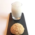 ル・ジュー・ドゥ・ラシエット  - ランチ7皿コース 5040円 のトンカ豆のブランマンジェ キャラメルクリームのシュークリーム