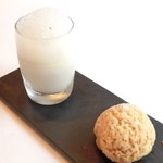 ル・ジュー・ドゥ・ラシエット  - ランチ7皿コース 5040円 のトンカ豆のブランマンジェ キャラメルクリームのシュークリーム