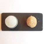 ル・ジュー・ドゥ・ラシエット  - ランチ7皿コース 5040円 のトンカ豆のブランマンジェ キャラメルクリームのシュークリーム