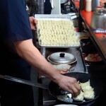 新ちゃん - ぎょうざを焼いています