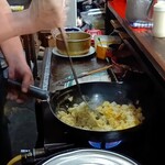 新ちゃん - 焼めし調理中