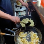 新ちゃん - ぎょうざ４人前と焼めし調理中