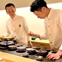 東山無垢 - お料理風景を目の前で見るのも楽しみ