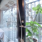 ル・ジュー・ドゥ・ラシエット  - 店内のテーブル席の風景です