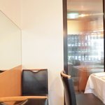 ル・ジュー・ドゥ・ラシエット  - 店内のテーブル席の風景です