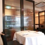 ル・ジュー・ドゥ・ラシエット  - 店内のテーブル席の風景です