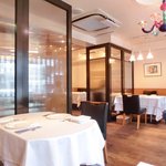 ル・ジュー・ドゥ・ラシエット  - 店内のテーブル席の風景です