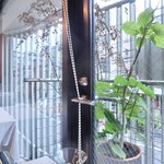 ル・ジュー・ドゥ・ラシエット  - 店内のテーブル席の風景です