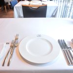 ル・ジュー・ドゥ・ラシエット  - 店内のテーブル席の風景です