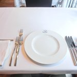 ル・ジュー・ドゥ・ラシエット  - 店内のテーブル席の風景です