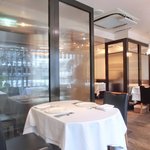 ル・ジュー・ドゥ・ラシエット  - 店内のテーブル席の風景です