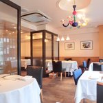 ル・ジュー・ドゥ・ラシエット  - 店内のテーブル席の風景です