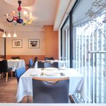 ル・ジュー・ドゥ・ラシエット  - 店内のテーブル席の風景です