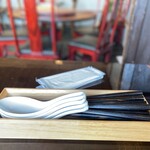 中華料理 口福 - カトラリー。見えやすく撮るために紙おしぼりを、よけた図。