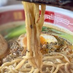 中華料理 口福 - 美味しさに舞いあがり、持ち上げた麺の撮影を初チャレンジ。…あまり綺麗に撮れません。（涙）。でも、実際実物の麺は、とーっても仕上がりが良かったです♪