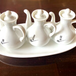 中華料理 口福 - 餃子と共に運ばれます。酢、醤油、辣油。瓶のロゴもカッコ良い。