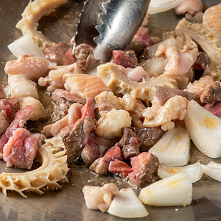 名物！牛ホルモンと野菜を国産しじみで炊き上げた鍋を堪能