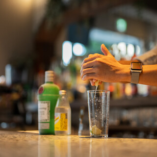 바텐더가 눈앞에서 만들어주는 칵테일은 기분에 맞춰서
