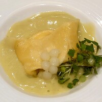メゾン ポール・ボキューズ - MENU DÉJEUNER：アミューズ・ブーシュ（リコッタチーズのラヴィオリとマイクロクレソン ソース・クレソニエール）