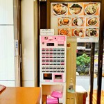 加賀 - 玄関入ってすぐ左の券売機。