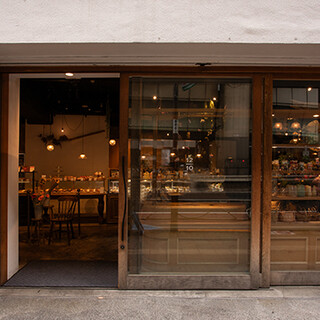 1階ジューニブンベーカリー営業中