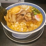 麺奏 弥栄 - ピリ辛ニンニク背脂ラーメン（950円）