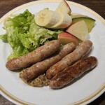 シビタス - 焼きめしっかりのウインナー、新鮮フルーツも美味！