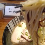 博多一双 博多駅東本店 - 麺は細/平/ストレート