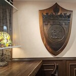 シビタス - 内装一部。お洒落な楯とライト