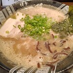 博多一双 博多駅東本店 - チャ一シュー２枚、海苔、キクラゲ、ネギ