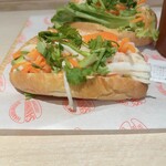 バインミー☆サンドイッチ 神保町店 - エビアボカド。野菜の主張が強いという。