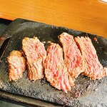 感動の肉と米 - マナー違反ですが、鉄板が熱いうちに、カットして焼いておきました。