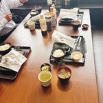 感動の肉と米 - テーブル席の様子です。