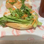 バインミー☆サンドイッチ 神保町店 - こっちが豚焼肉。ぱっと見野菜マシマシだがそれがいい。