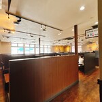 感動の肉と米 - テーブル席の様子です。全て高めのパーティションで仕切られています