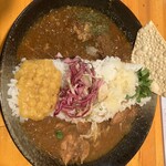 KCB CURRY - 相盛りカレー。見た目の美しいカレーば食べてても気持ちが良い。
