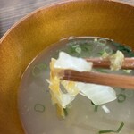 肉と米 - 味噌汁はお上品な感じ