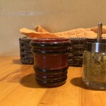 KCB CURRY - 卓上のスパイス。七味唐辛子と、柚子胡椒に見えたがカレー用の青唐辛子のすりおろし。