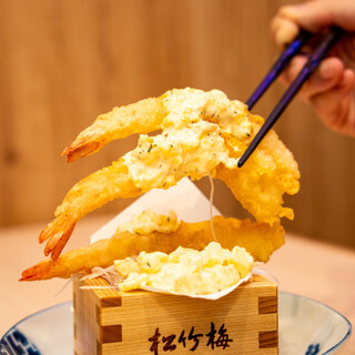 揚げたての天ぷらを自家製の天つゆや、創作天ぷらで楽しむ◎