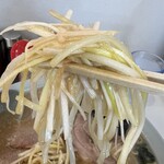 とんとんラーメン - 機械切りとは言え、この細さにネギを切るのがコツよねー