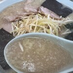 とんとんラーメン - 巨大レンゲでスープを頂く