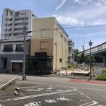 寿司英 - 後ろの高架は国道23号