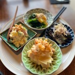 酒膳てんてこまい - ◯冷菜おまかせ三点盛り¥1,420
… 「お待たせしました！おまかせ三点盛りです」
う…うん？！(´⊙ω⊙`)
私の視力が確かならば…
これは四点盛りなのでは…？！∑(ﾟДﾟ)