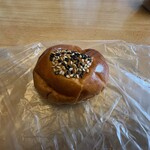 パンのマグ - 薄皮あんもちパン１２２円。  つぶあんとおもちが入った小さめのあんぱんです。