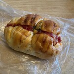 パンのマグ - ウインナーロール１９８円。  パリッとジューシーな博多の香りを使用したパンです。