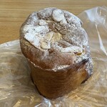 パンのマグ - きり株２３０円。  バタールにフレンチ液をたっぷりと染み込ませてアーモンドクリームを絞って焼き上げてあります。