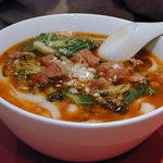 京華樓 中華街大通り店 - 高菜入り牛バラ刀削麺(酸菜牛肉刀削麺)