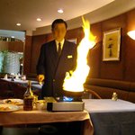 (ﾀｲﾄﾙ)「帝国ホテル伝統の」炎の演出！