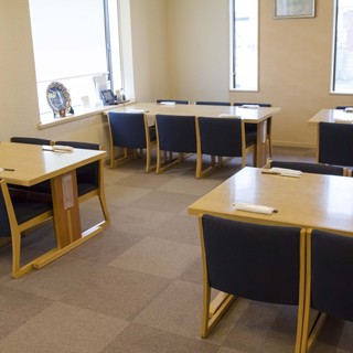 完全個室の貸切部屋にもできる大広間テーブル席