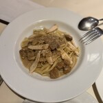 303201973 - 鶏肉とポルチーニ茸のパスタ